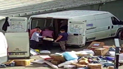 Kargo çalışanlarının paketleri attığı görüntüler tepki çekti