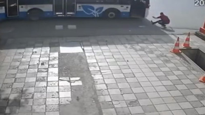 Önüne bakmayan yaya otobüsle kafa kafaya çarpıştı