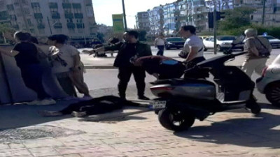 Antalya'da şiddetli rüzgar: Üzerine tabela uçan kadın yaralandı