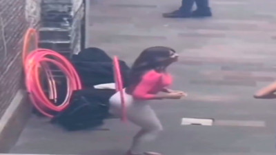 Genç kadının kalçasında hulahop çevirdiği anlar dikkat çekti