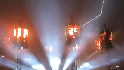 Metallica konserinde "Master of Puppets" introsuna şimşek damgasını vurdu