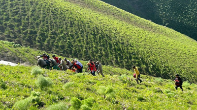 Ot toplarken kayalıklardan düşüp mahsur kaldı