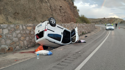 Ticari araç devrildi: 1kişi öldü 2 kişi yaralandı