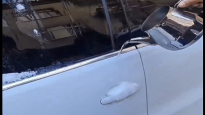 Donmuş kapıyı açmak için sıcak su kullandılar unuttukları detay güldürdü