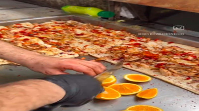 Dönercinin ilginç eldiven kullanımı sosyal medyada tepki çekti