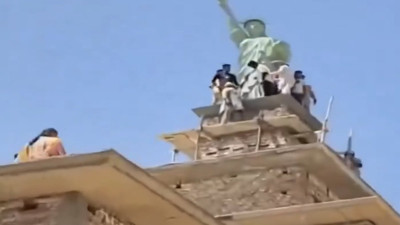 ABD vizesi reddedilince evinin çatısına ünlü Özgürlük Anıtı'nı dikti