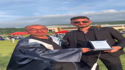 Mezuniyetinde cübbesini babasına giydirdi: "O cübbe senin emeklerinin karşılığı"