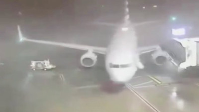 Teksas'ta etkili olan fırtına havalimanındaki yolcu uçağını döndürdü