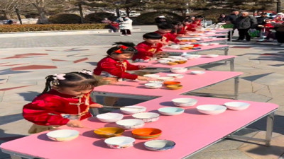 Çinli çocukların chopsticklerle yaptığı müzik izleyenleri büyüledi