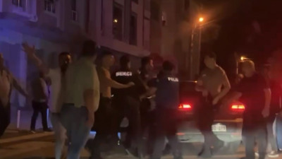 Motosiklet nedeniyle komşular sopayla birbirine girdi