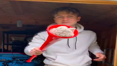 Yabancı adam Maraş dondurması satan satıcıları böyle ti'ye aldı