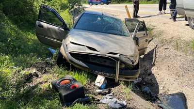 Otomobil su kanalına düştü. 2 yaralı