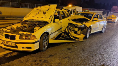 Taksi, otomobile çarptı: 2 yaralı