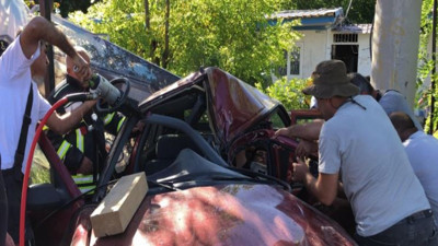 Sıkışan sürücü 1 saatte kurtarıldı