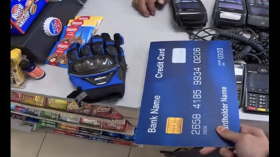 Devasa kredi kartıyla görenleri önce şaşırttı sonra güldürdü