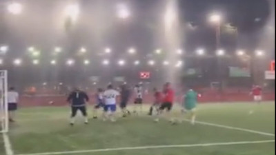 Halı sahada sıca havalara özel çözüm: Havadan su fışkırttılar