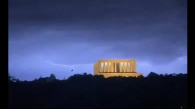 Şimşekleri ve Anıtkabir'i kayda alıp Kurtlar Vadisi müziği ekleyince viral oldu