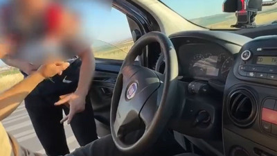 Askere hakaret etti görevini yaptırmadı sonra da kaçtı. Kimden alıyor bu cesareti bunlar