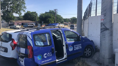 Ehliyetsiz sürücü zabıta aracına çarptı