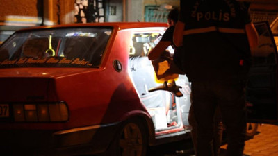 Genç kız aracın içinde vuruldu