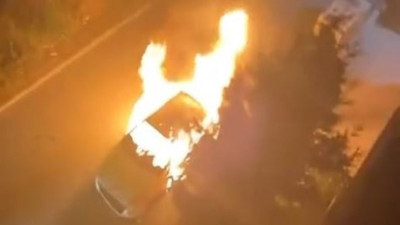 Araç patlaya patlaya yandı