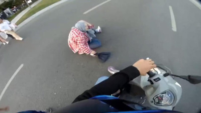 Kırmızı ışıkta karşıya geçen yayaya motosikleti çarptı. O anlar kamerada