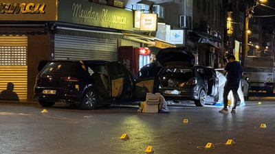 Küçükçekmece'de silahlar konuştu. Evlerin ve dükkanların camları aşağı indi