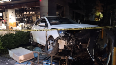 Direksiyon hakimiyetini kaybetti doğal gaz kutusuna çarptı: 2 Yaralı