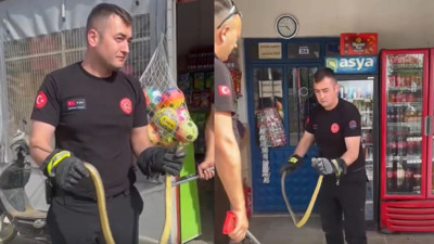 Markete giren yılan paniğe neden oldu