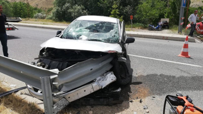 Otomobil bariyerlere çarptı: 3 yaralı (13 Haziran 2024)