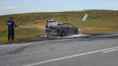 Seyir halindeki otomobil alev alev yandı (13 Haziran 2024)