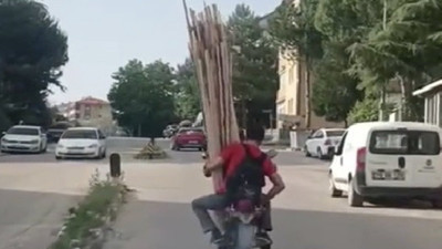 3 metrelik çıtalarla kask bile takmadan trafiğe çıktı