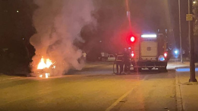 Seyir halindeki otomobil cayır cayır yandı (14 Haziran 2024)