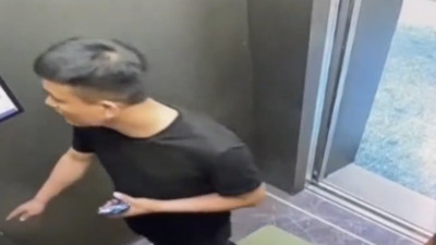 Asansörün iki taraflı açıldığını fark etmeyen adamın yüreğine iniyordu