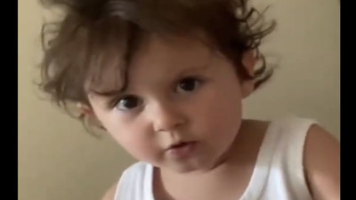 Sıcaktan bunalan küçük kızın tatlı isyanı güldürdü 'Çok sıcak'