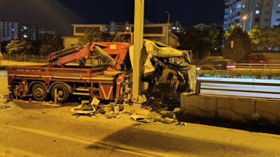 Vinç bariyerlere çarptı: 2 yaralı