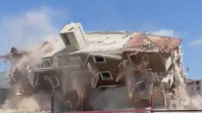 Altı katlı bina saniyeler içinde yerle bir oldu