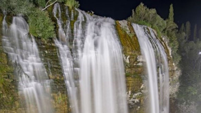 Tortum Şelalesi serinletiyor