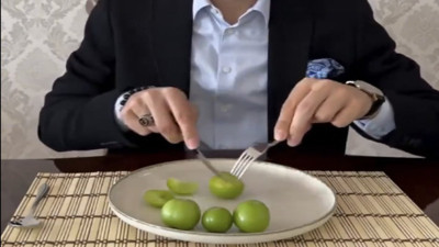 Yeşil eriği çatal ve bıçak kullanarak yedi