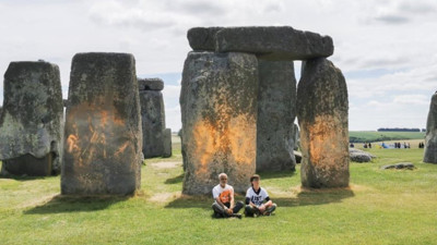 İklim aktivistlerinin yeni hedefi Stonehenge oldu