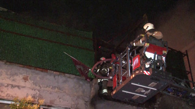 2 Katlı depoda yangın! İtfaiye ekiplerinin "Türk bayrağı" detayı dikkat çekti