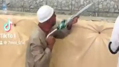 Hacı adayı şemsiyesiyle şeytana ateş etti. Taşları el bombası gibi fırlattı