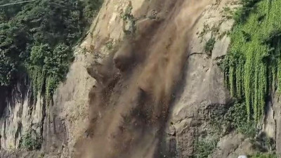 Rize'de toprak kayması kamerada