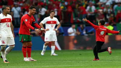 Sahaya atlayıp Ronaldo ile fotoğraf çektiren çocuk Türk çıktı. Bakın kimin nesiymiş