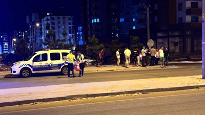 Hızını alamayan sürücü karşıya geçen çifte çarptı