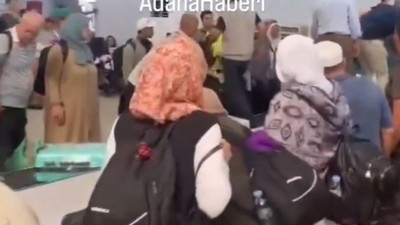 Havalimanı'nda hacılar izdihama yol açtı. Valizlerini bandın üzerine çıkıp aradılar