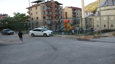 Parkta oynayan çocuğa kurşun isabet etti