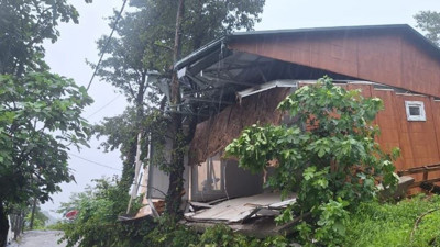 Kayan toprak evi parçaladı