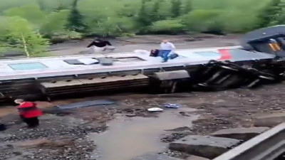 Tren raydan çıktı. 70 kişi yaralandı