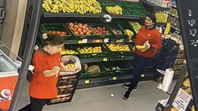 Market çalışanının başına gelen komik anlar güldürdü